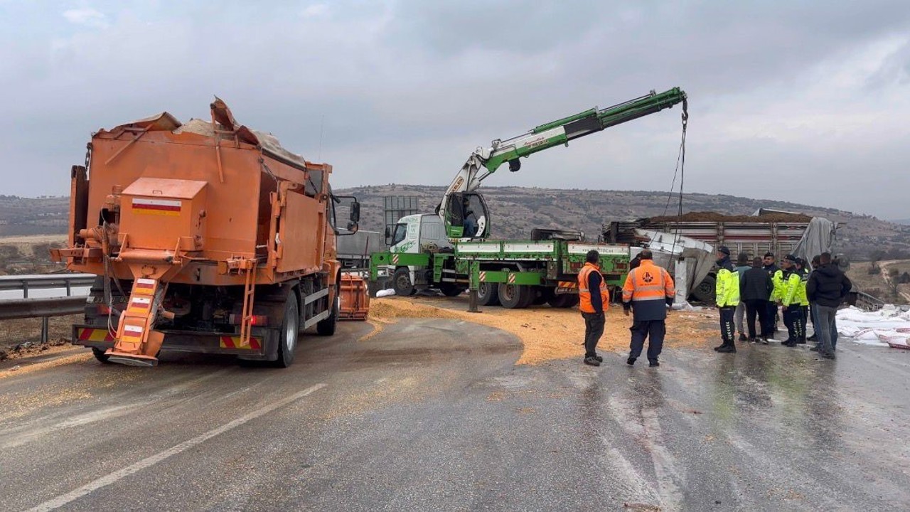 TAG Otoyolu’nda yanan tırlar kaldırıldı, yol trafiğe açıldı
