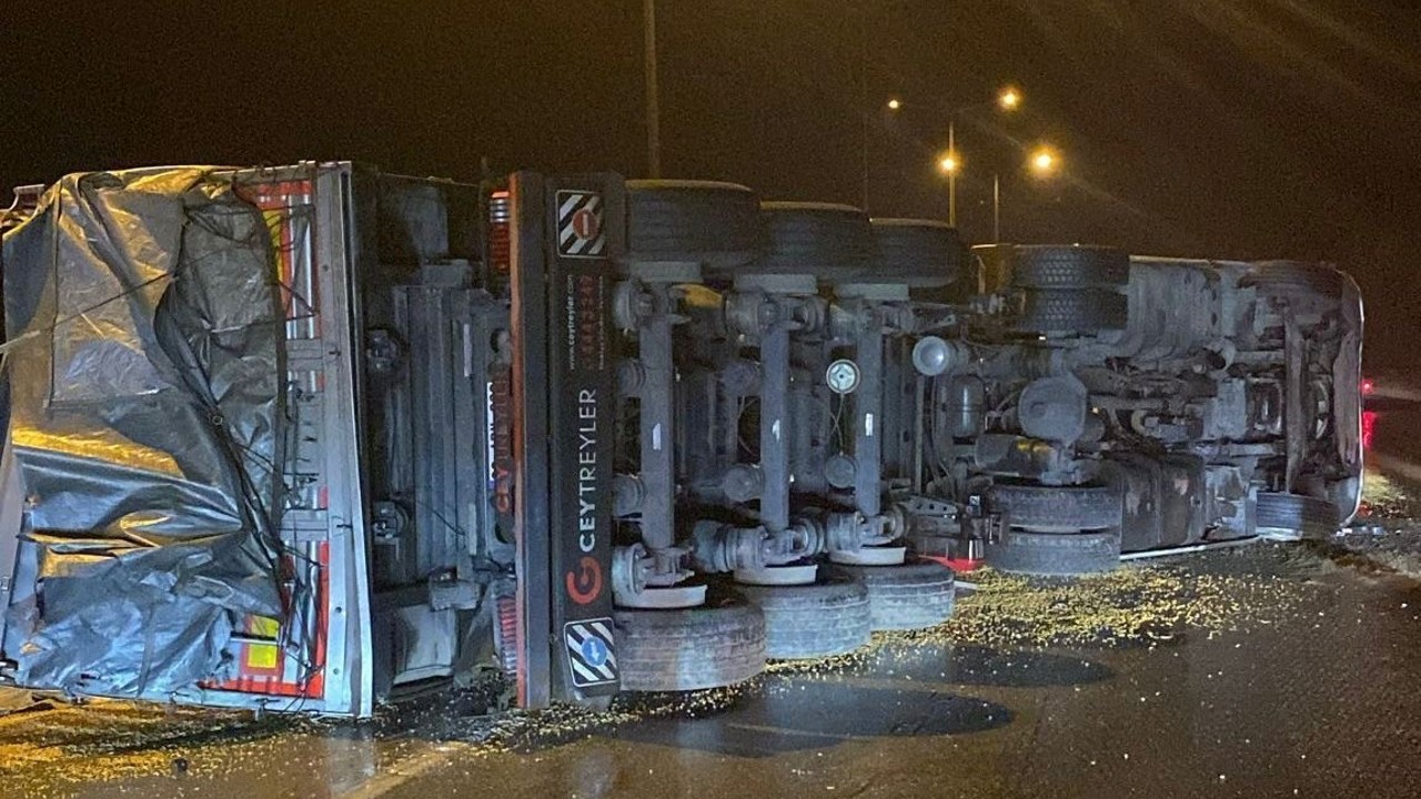 Osmaniye’de mısır yüklü kamyon devrildi: 1 yaralı
