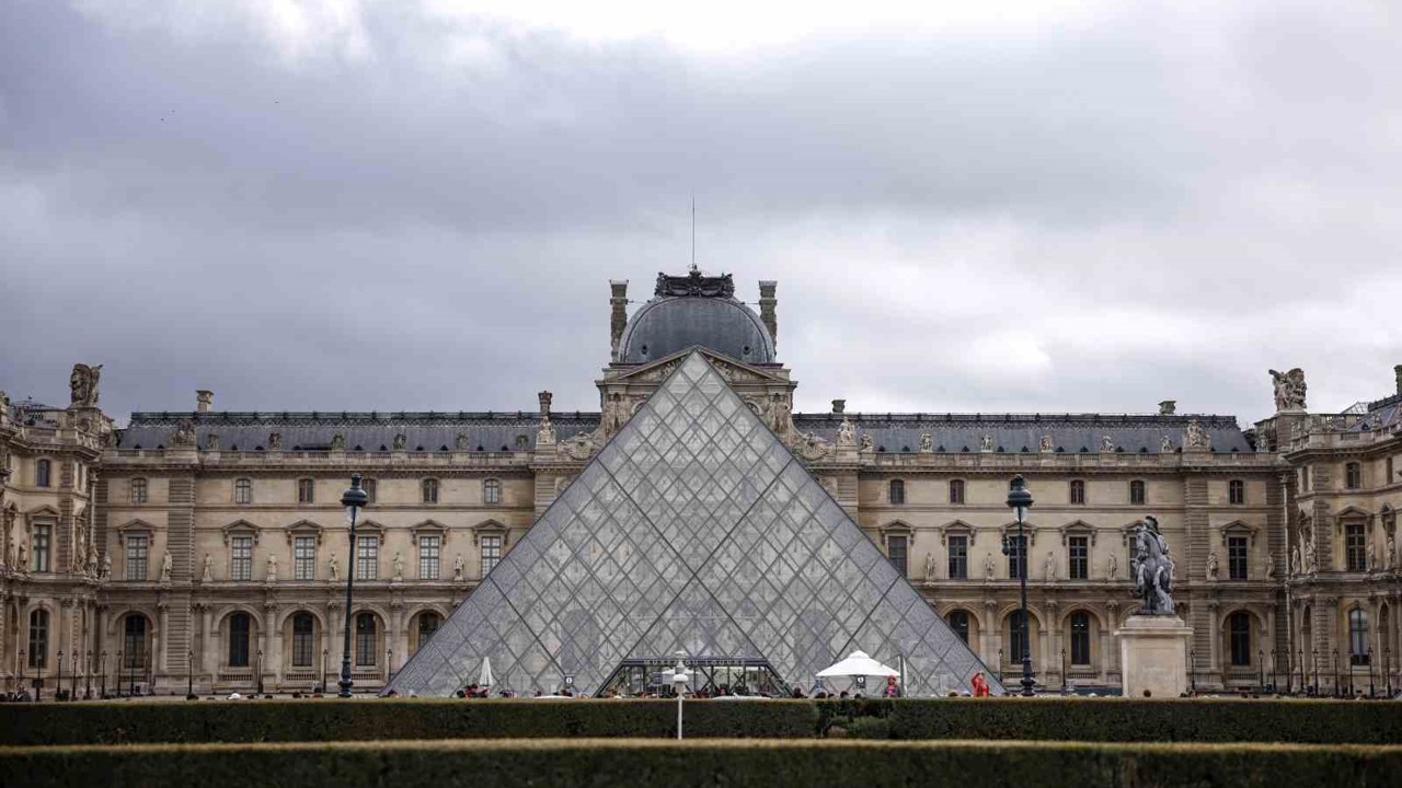 Louvre Müzesi’nde su sızıntısı: Yaklaşık 400 nadir kitap hasar gördü
