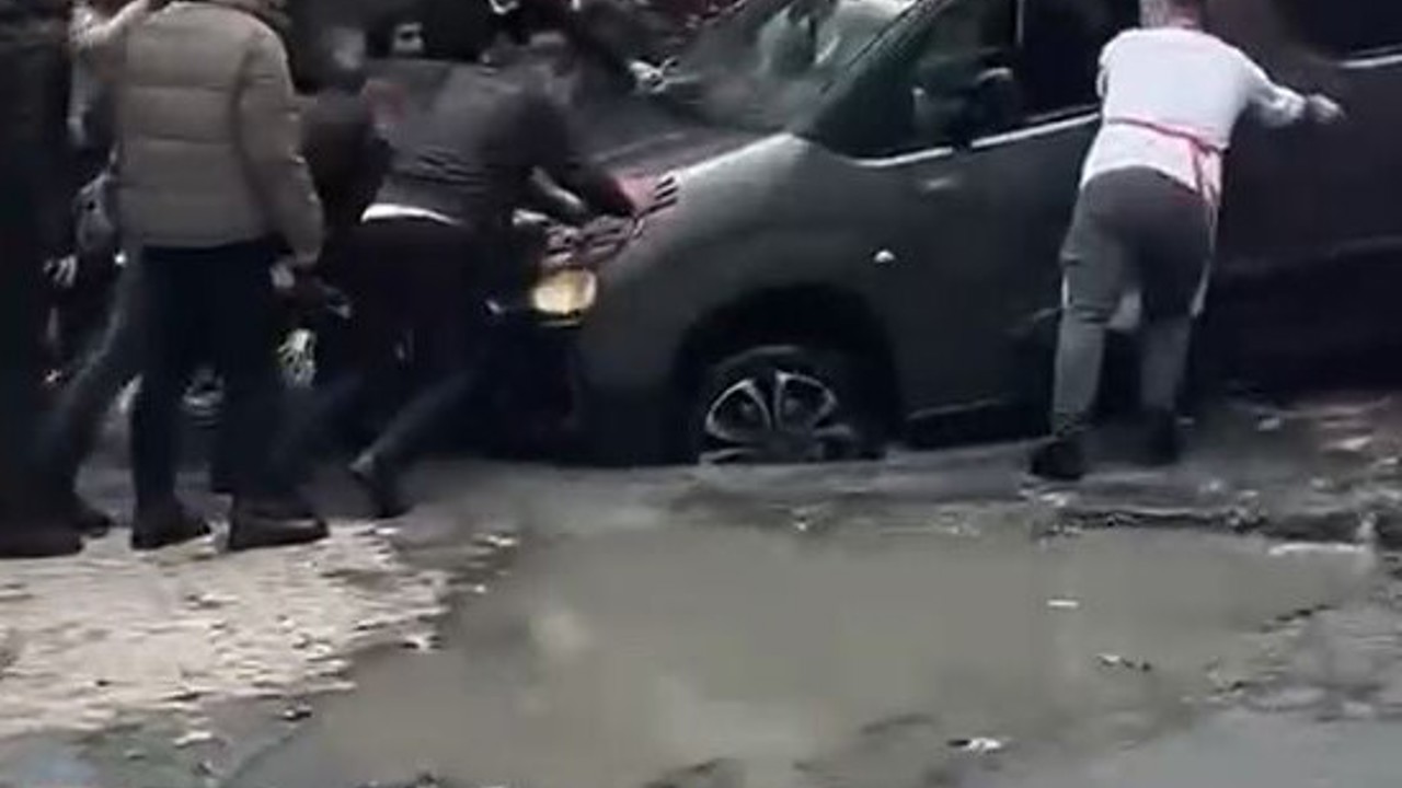 Küçükçekmece’de yağmur sonrası çöken yolda, araçlar çukura düştü
