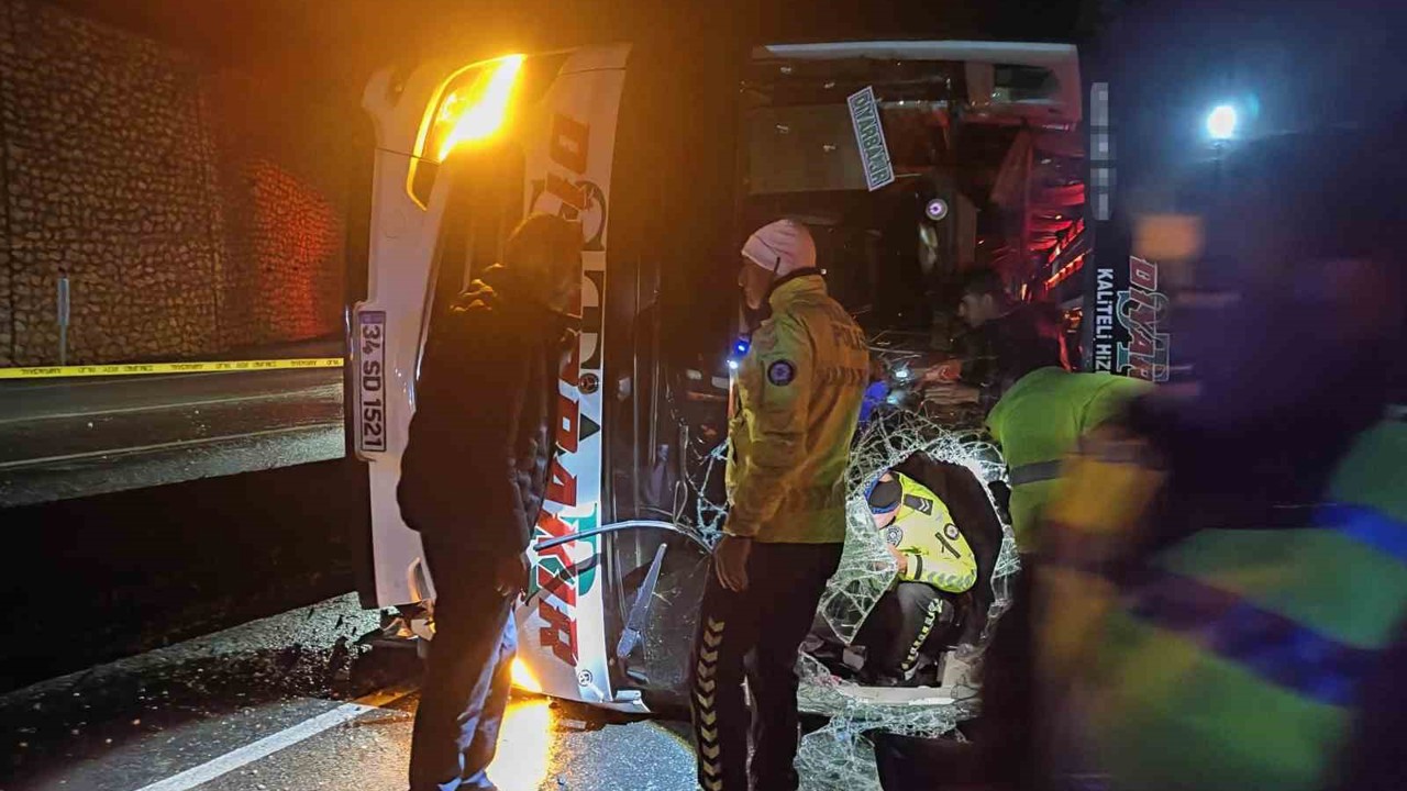 Osmaniye’de yolcu otobüsü devrildi: 3 yaralı
