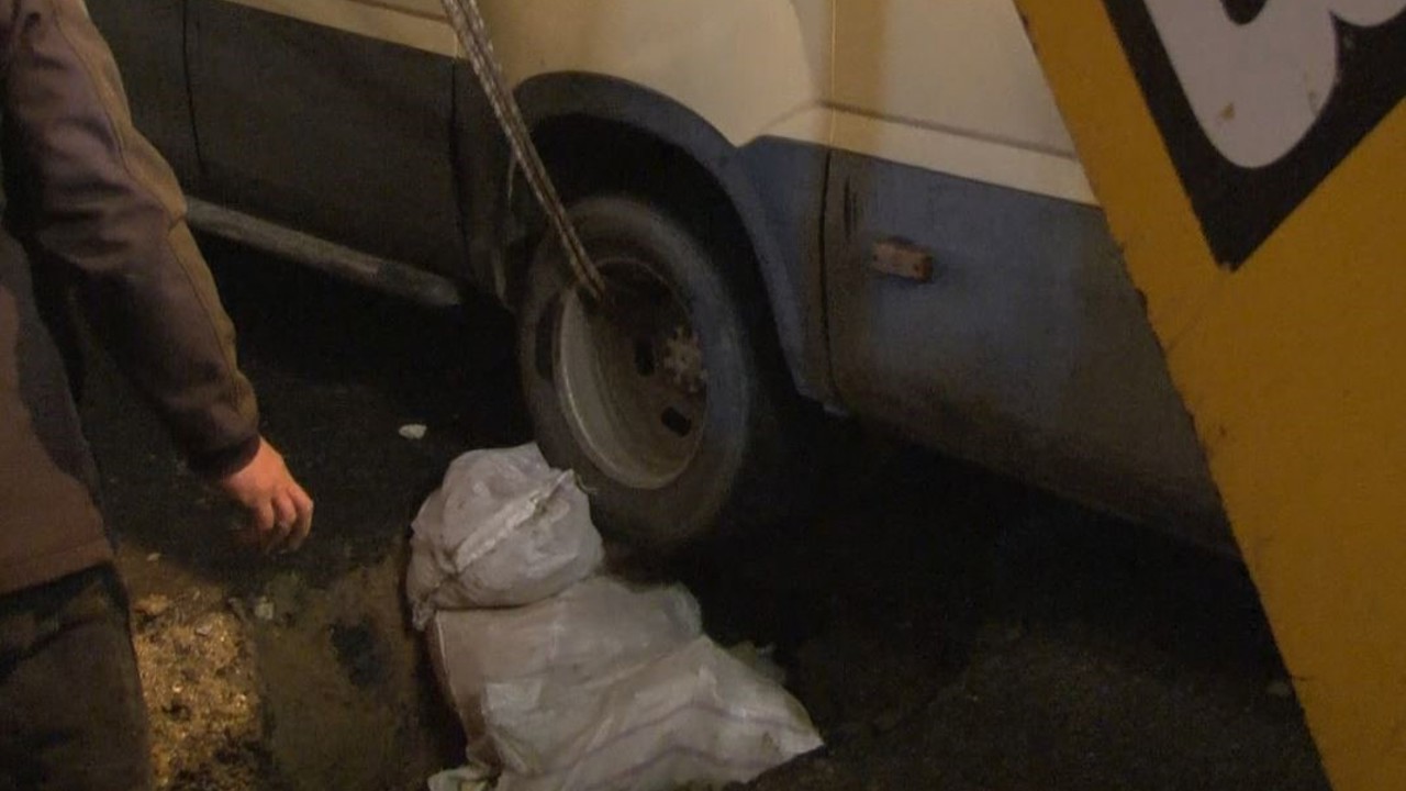 Küçükçekmece’de minibüs yağmur sonrası çöken yola düştü
