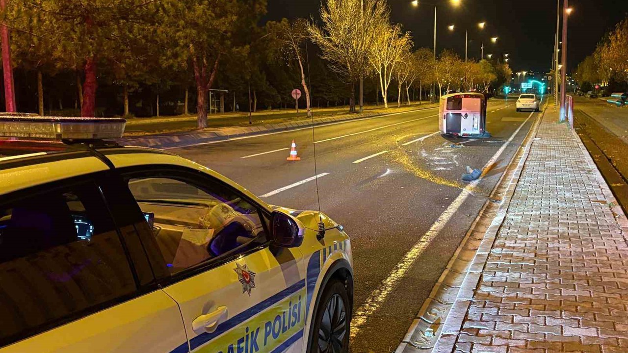 Önüne köpek çıkan araç yan yattı: 2 yaralı
