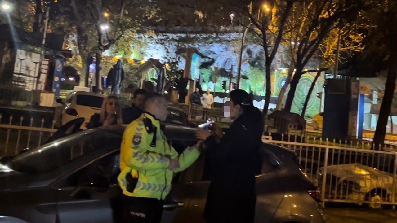 Polislerin sabır sınavı: 1.96 promil alkollü sürücü uygulama noktasını birbirine kattı, polislere hakaret etti
