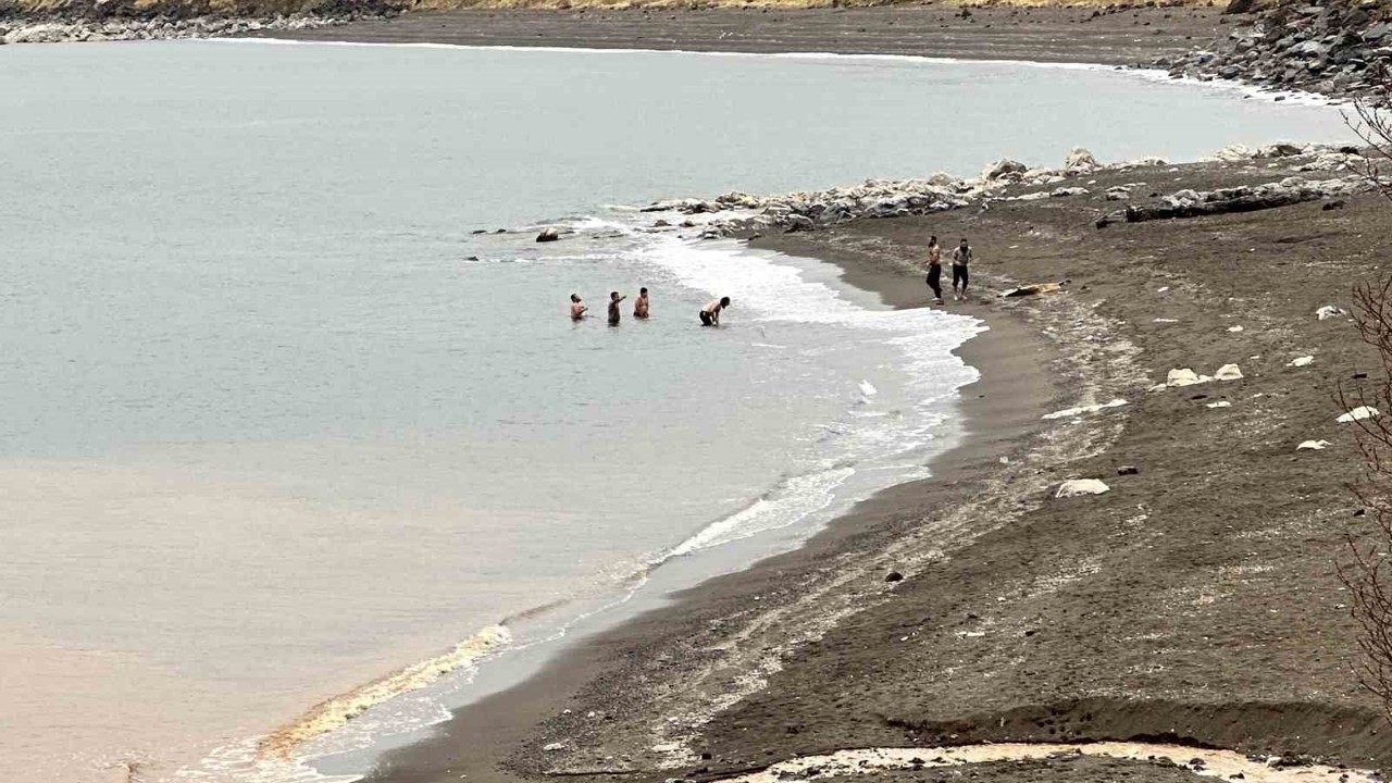 Bitlis’te bir yanda kar esareti, bir yanda su keyfi
