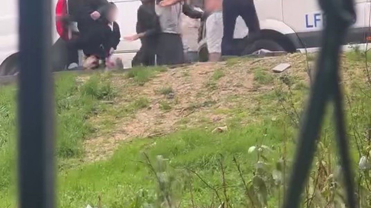 Başakşehir’de kardeş kavgası: Sopa, kemer ve bıçaklar havada uçuştu
