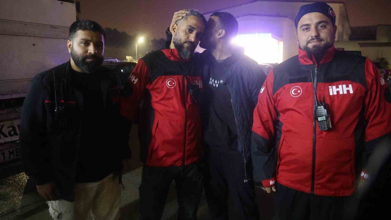 Evladını bulan arama kurtarma görevlisinin alnından öpen baba: "Oğluma bunu yapan caninin en ağır cezayı almasını istiyorum"
