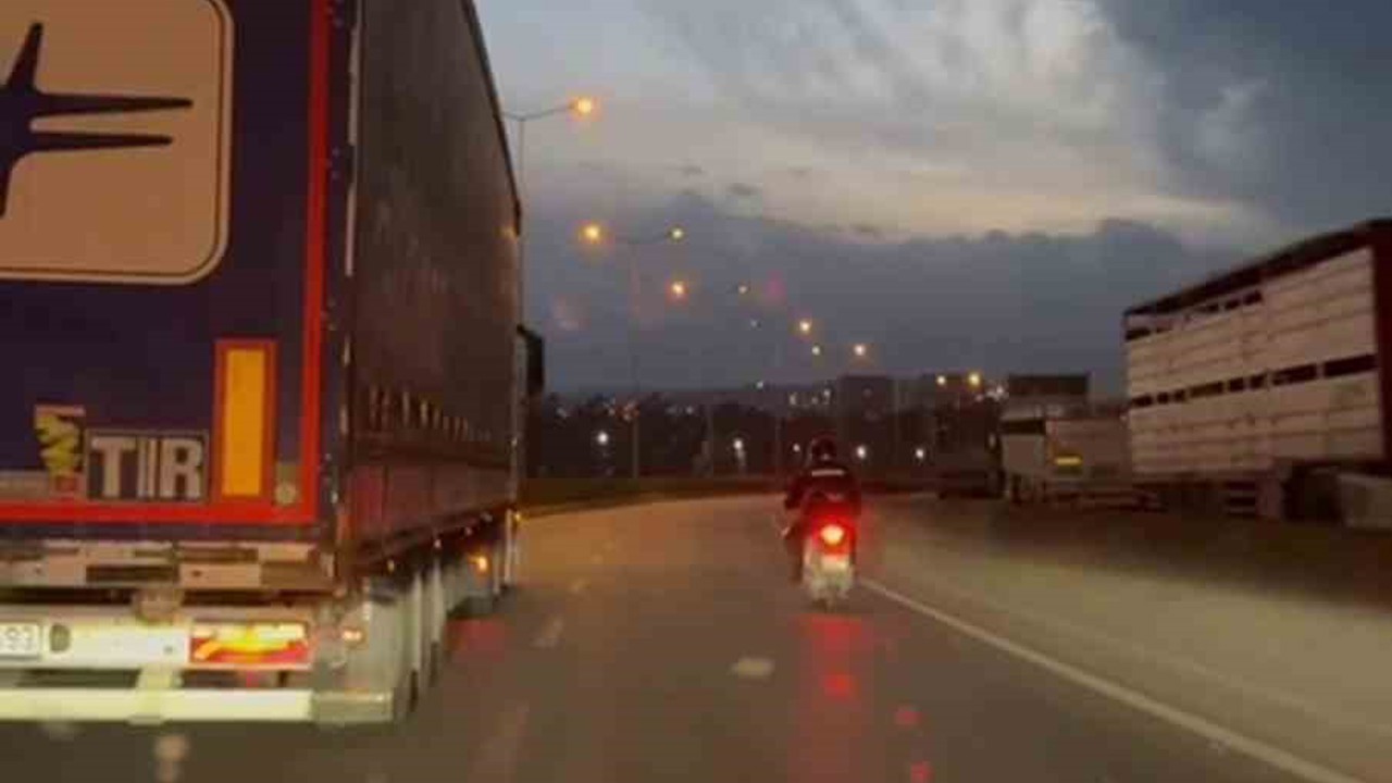 Fırtınada motosikletliye duvar olan tırcı yürekleri ısıttı
