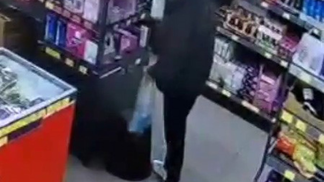 Esenler’de bir zincir markette hırsızlık: Vitrindeki cep telefonunu böyle çaldı
