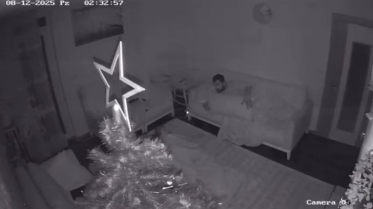 Antalya 4.3 ile sallandı, deprem anı güvenlik kamerasına yansıdı
