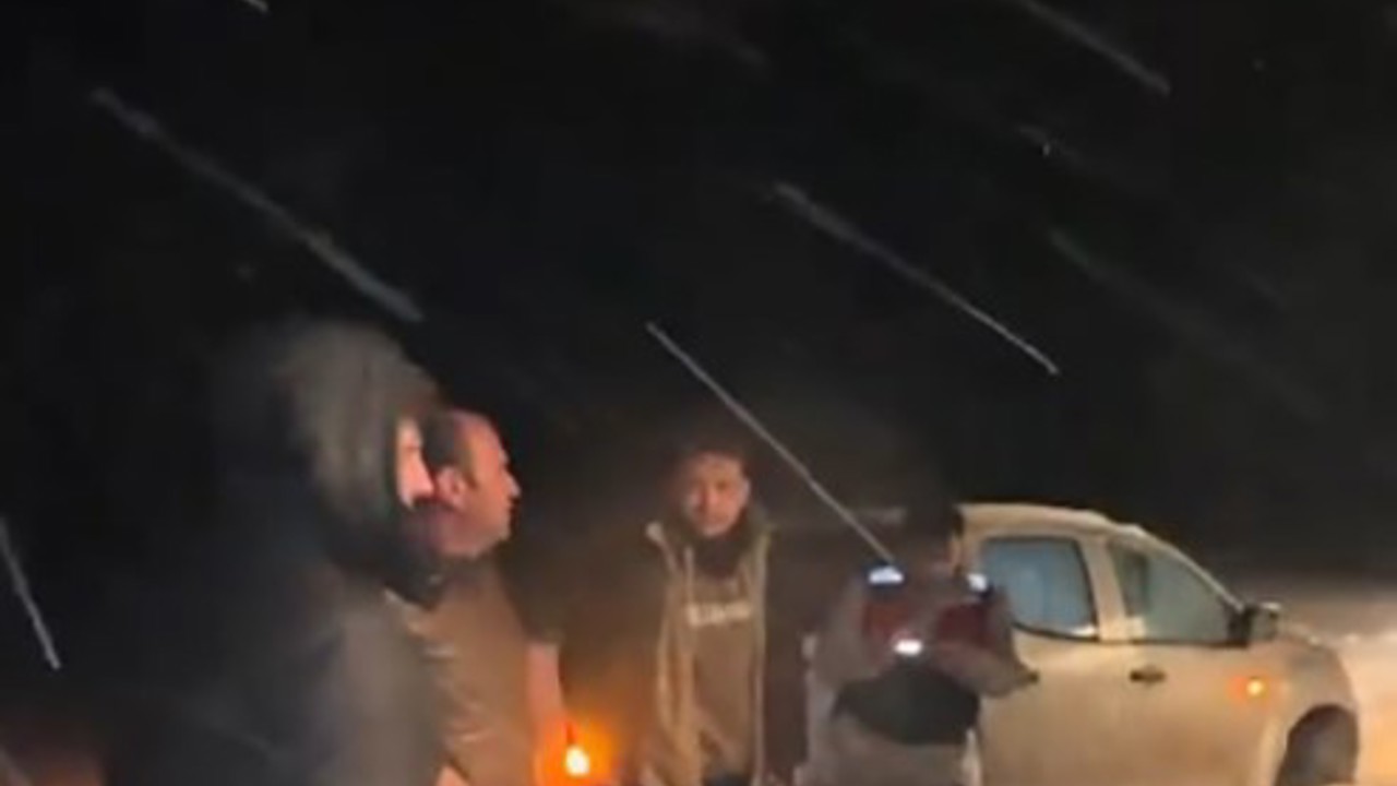 Karda mahsur kalan 4 vatandaş 3 saatlik zorlu çalışmayla kurtarıldı
