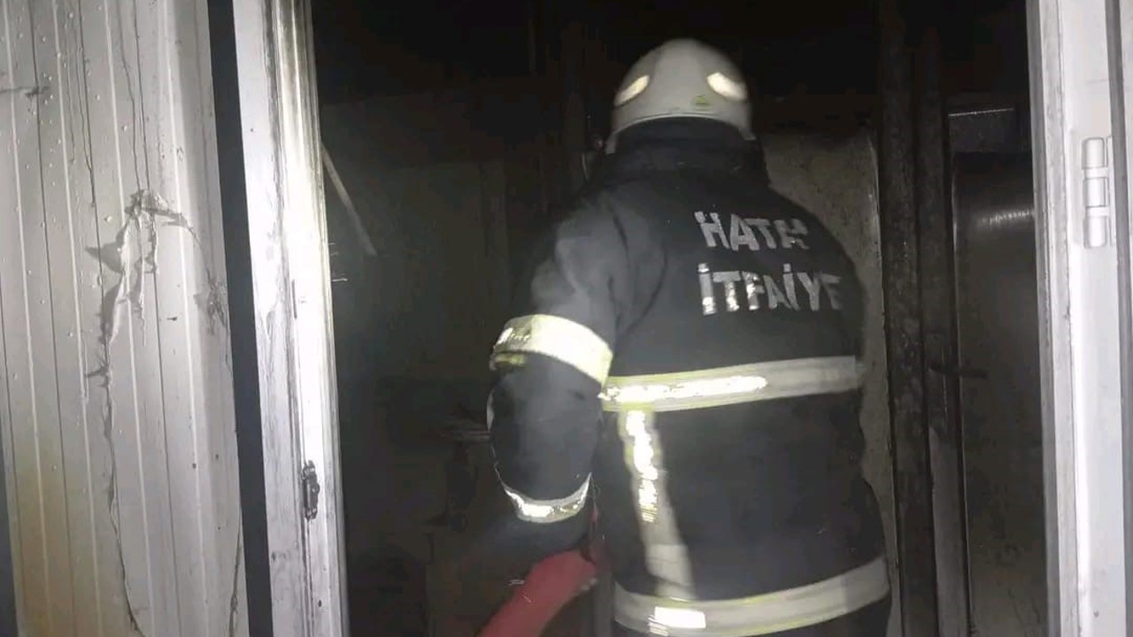 Samandağ’da yanan konteyner kullanılamaz hale geldi
