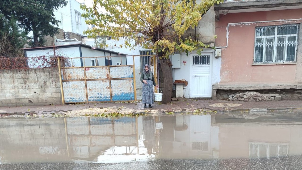 Caddede biriken sular evleri bastı
