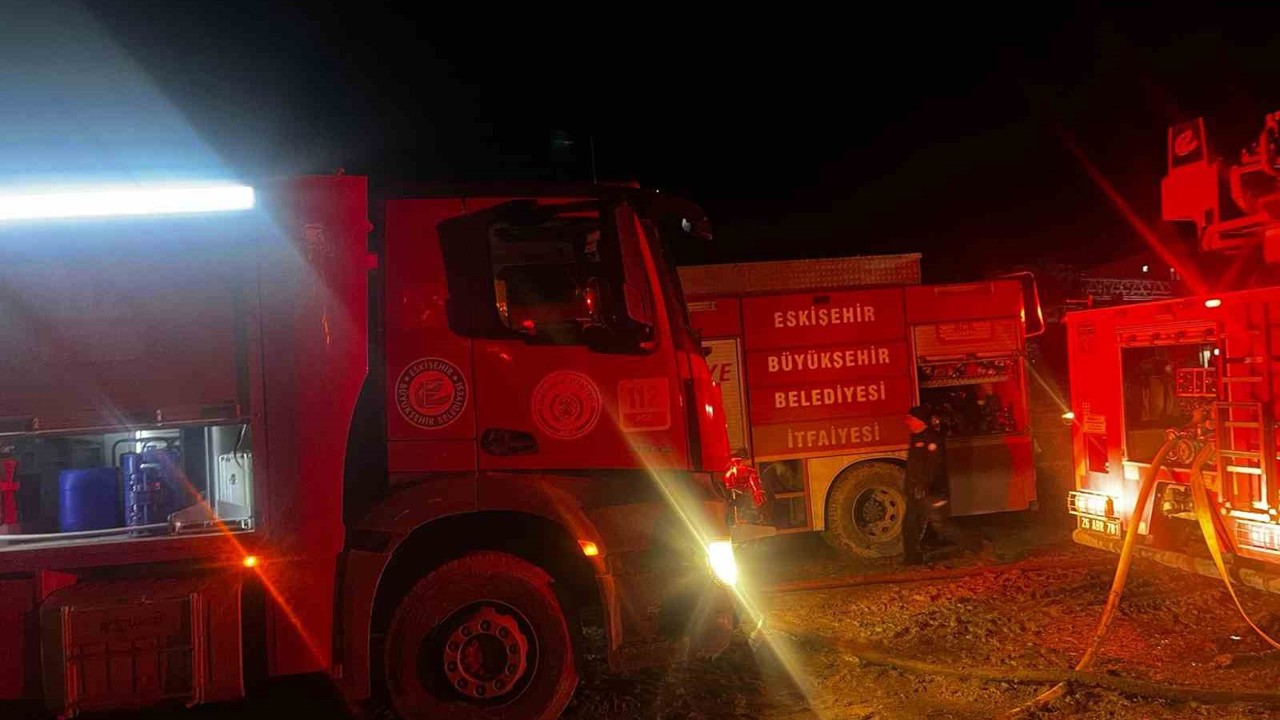 Sabaha kadar süren yangında çiftlik kül oldu
