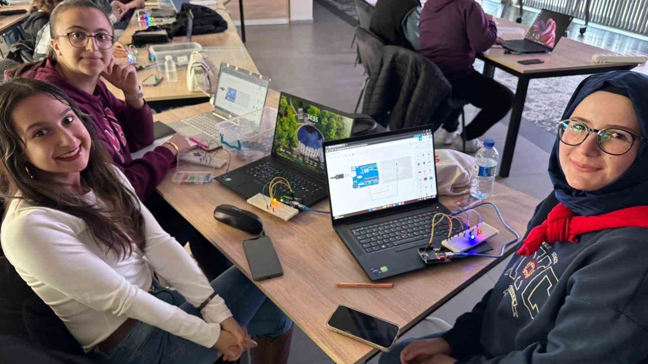 Büyükşehir’in Bilişim Akademisi’nden öğretmen adaylarına robotik kodlama eğitimi
