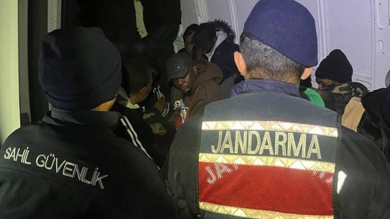 İzmir’de 27 düzensiz göçmen ve 4 göçmen kaçakçısı yakalandı
