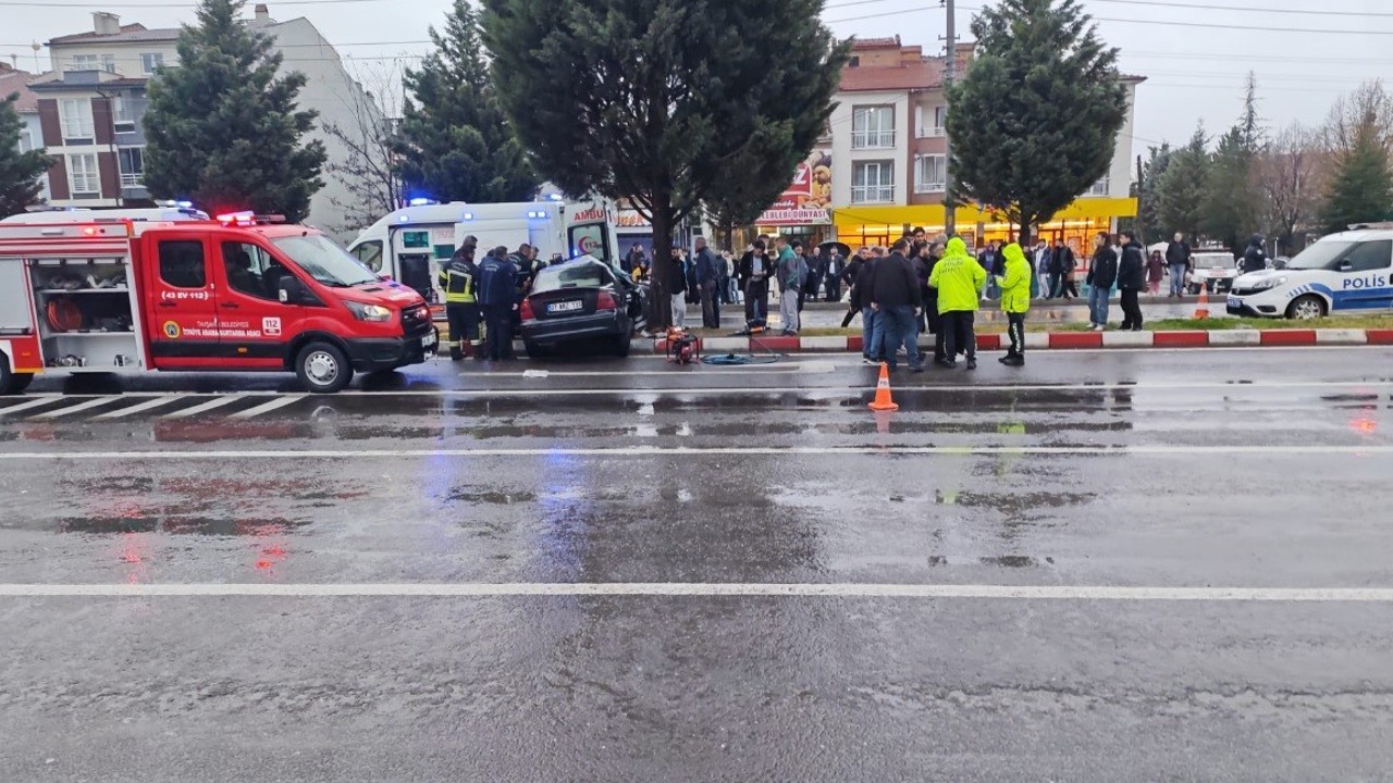 Tavşanlı’da otomobil refüje çıktı: 2 yaralı
