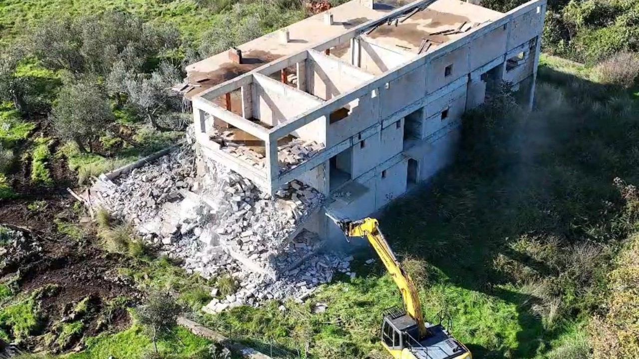 Ayvacık’ta 66 kaçak yapı yıkıldı
