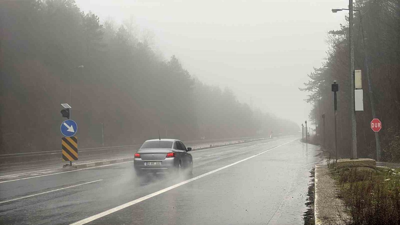 Bolu Dağı’nda sis ve sağanak sebebiyle görüş mesafesi 30 metreye düştü
