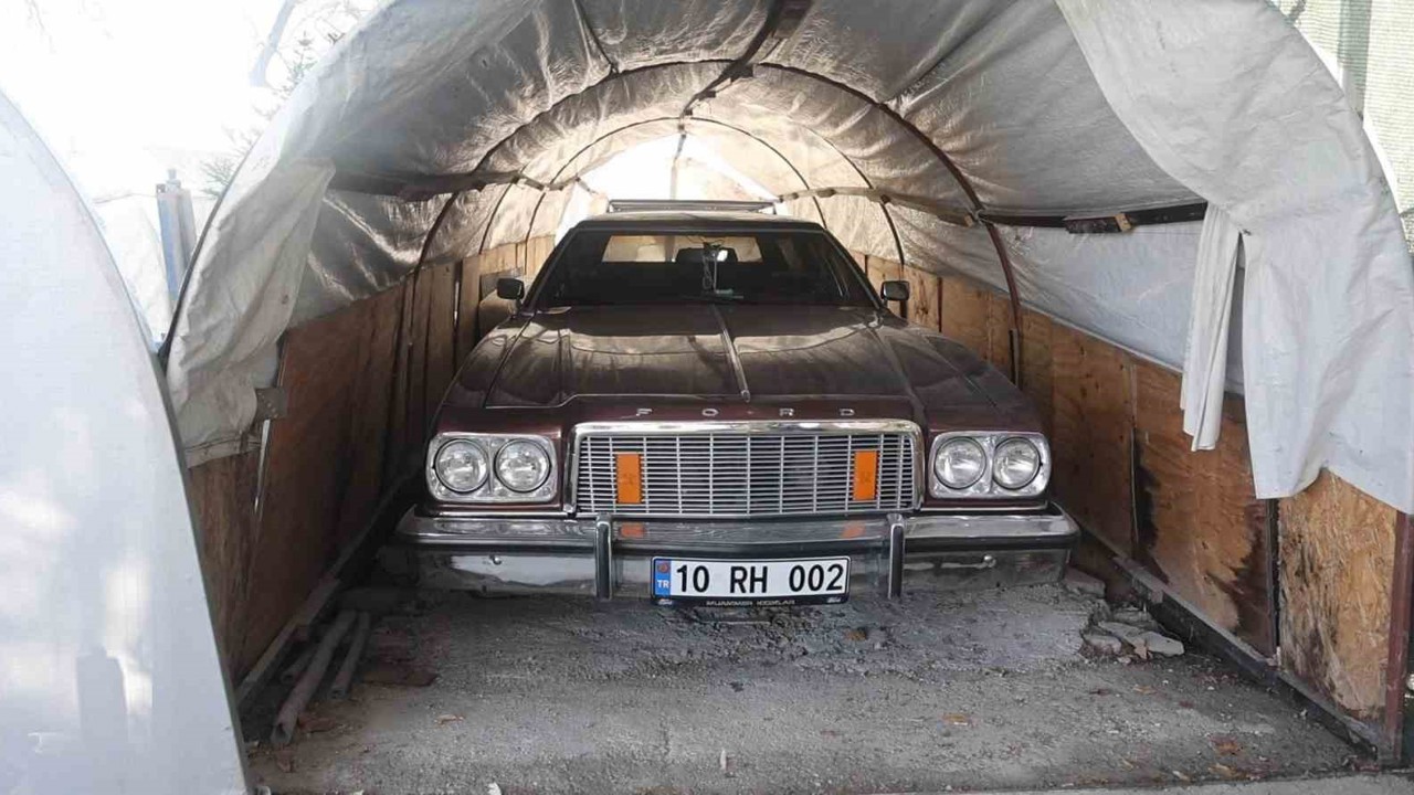 Bu serada sebze değil klasik araba yetişiyor
