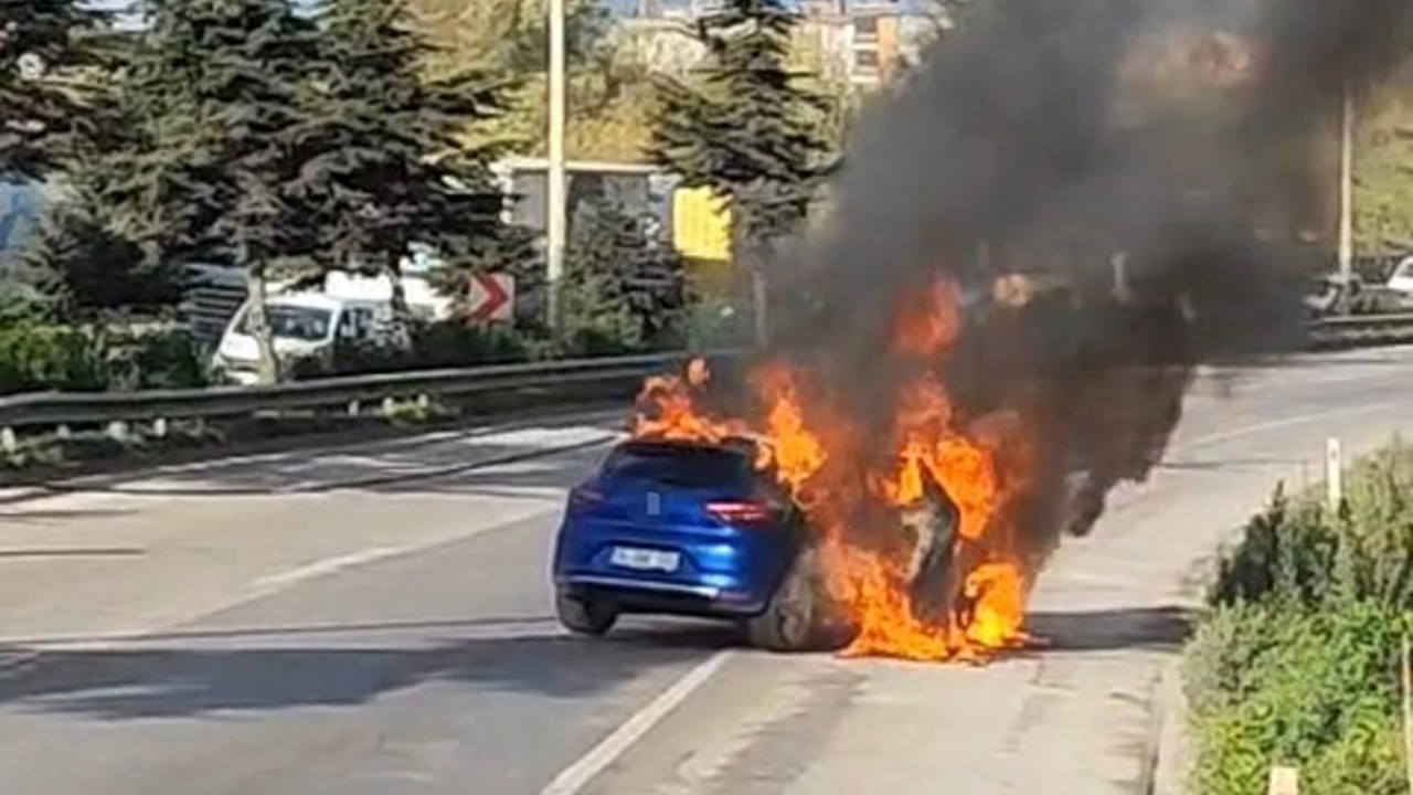 Samsunsporlu Musaba’nın otomobili alev alev yandı, futbolcu yara almadan kurtuldu
