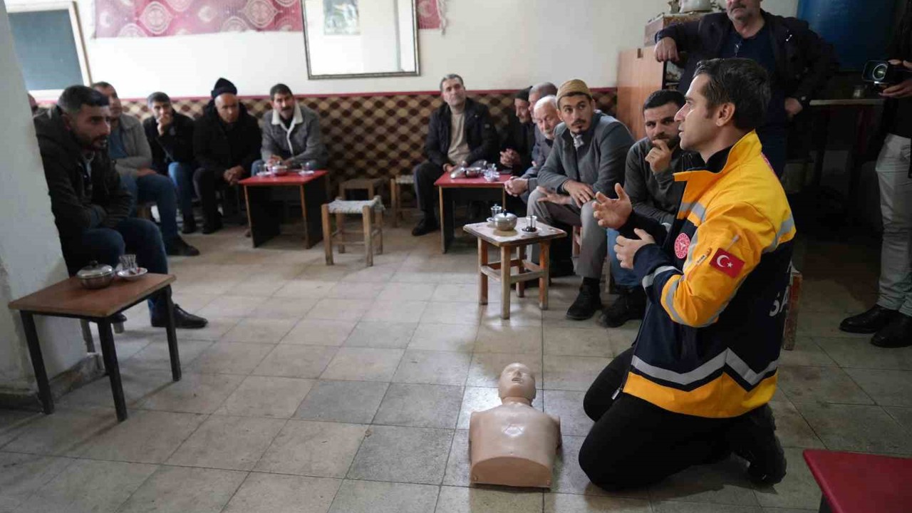 Sağlık ekipleri dağ köylerini tek tek gezerek ilk yardım eğitimi veriyor

