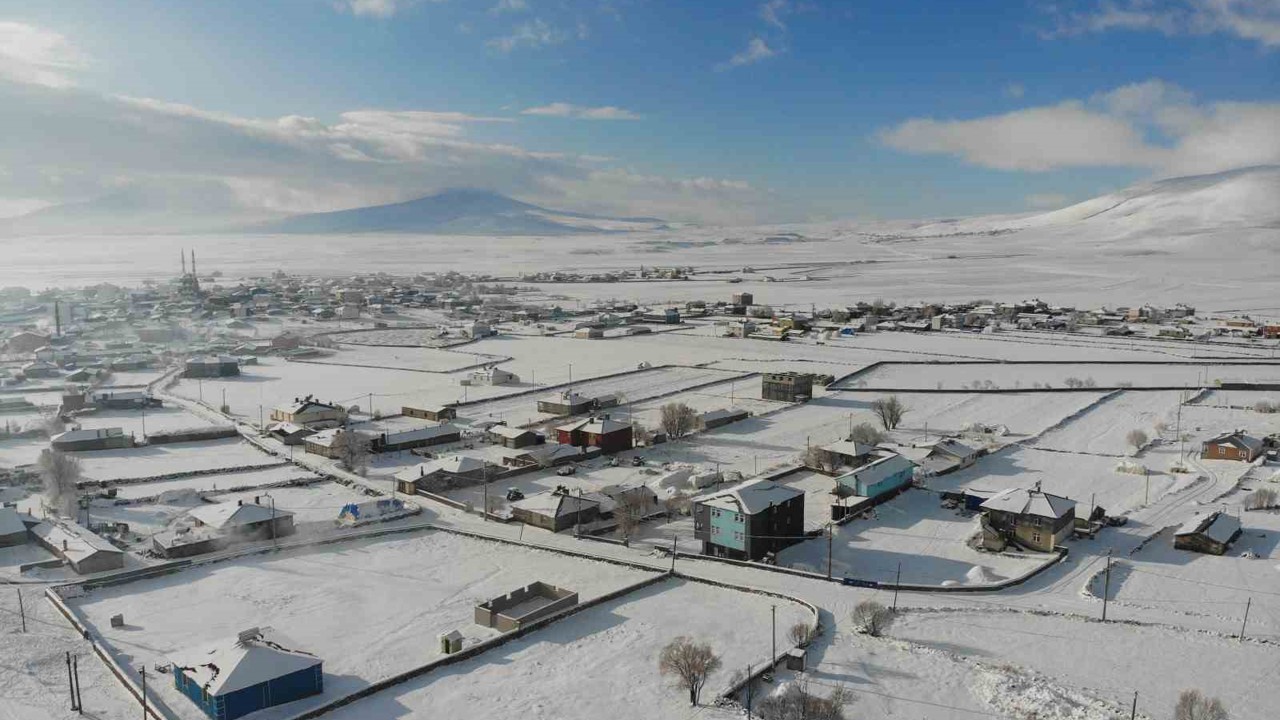 Kars beyaz örtüsünü çekti, buzlanan yolda tır kaldı
