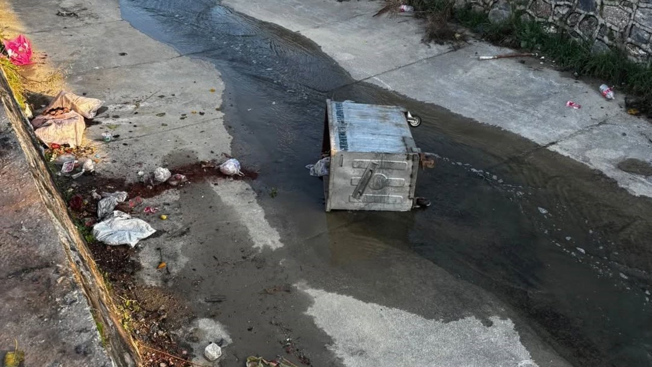 Çöp konteynerleri ilçe kanalına atıldı, belediye hukuki süreç başlatacak
