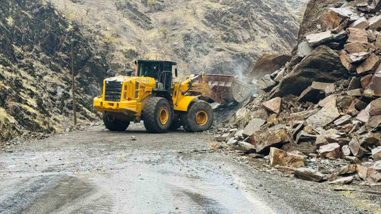 Yağış sonrası kopan kaya parçaları yolu ulaşıma kapattı
