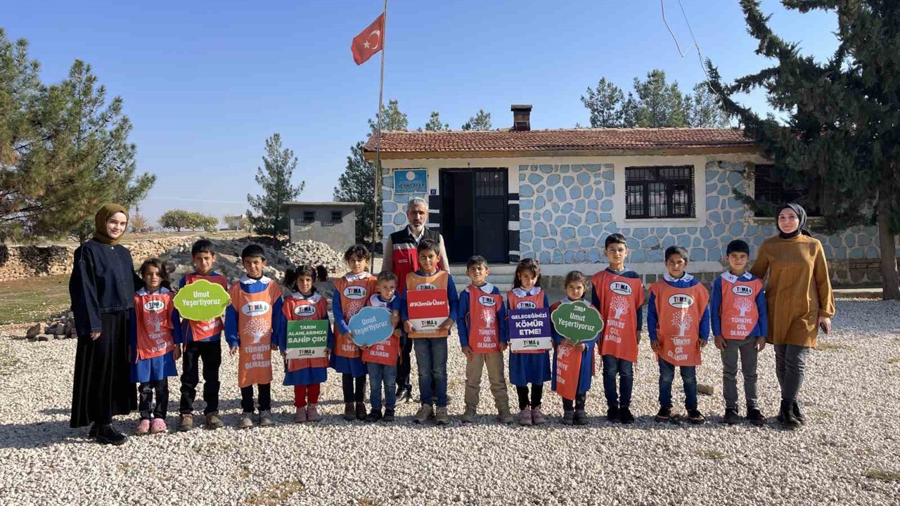 Siverek’te köy okulu öğrencilerine ağaç sevgisi ve çevre bilinci eğitimi
