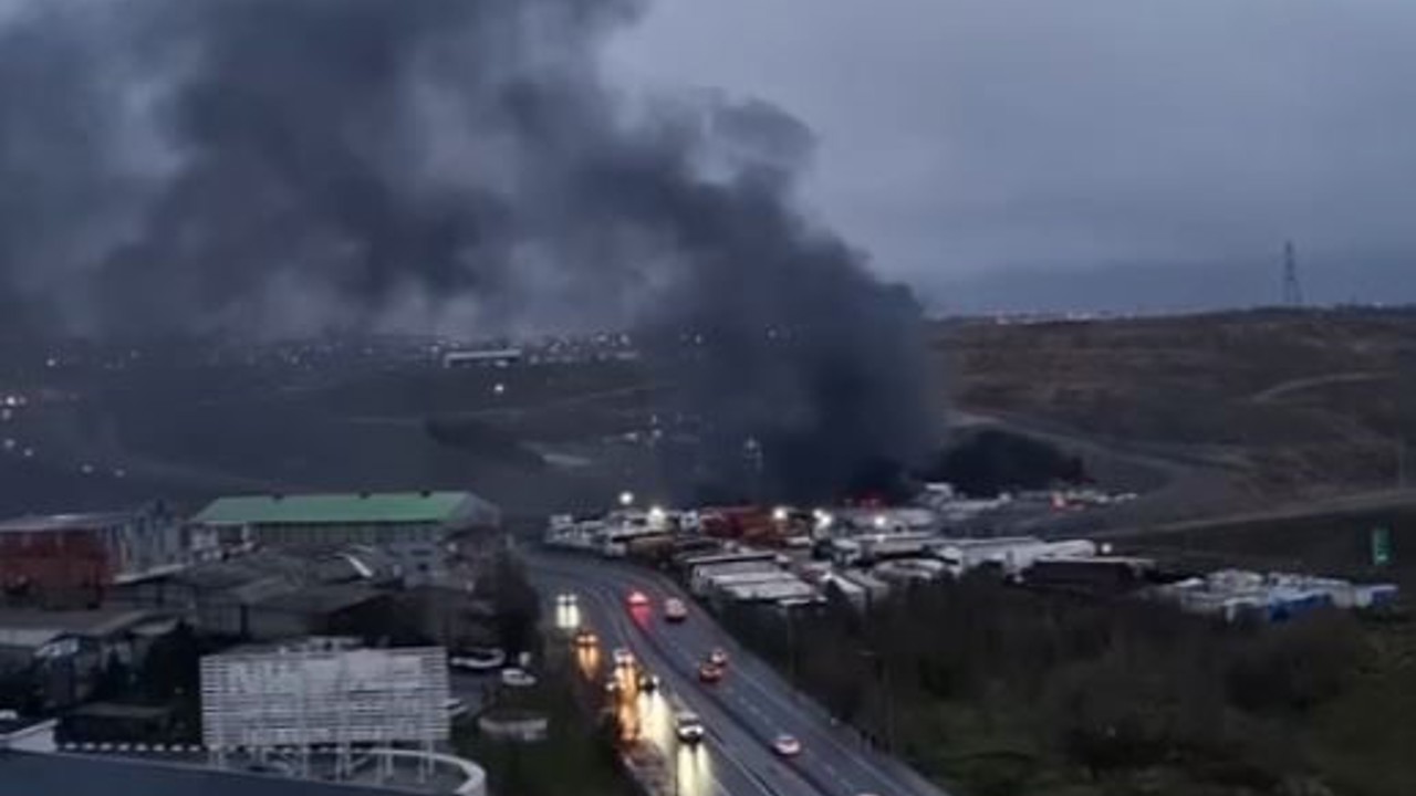 Sultangazi’deki su dolum tesisinde yangın çıktı
