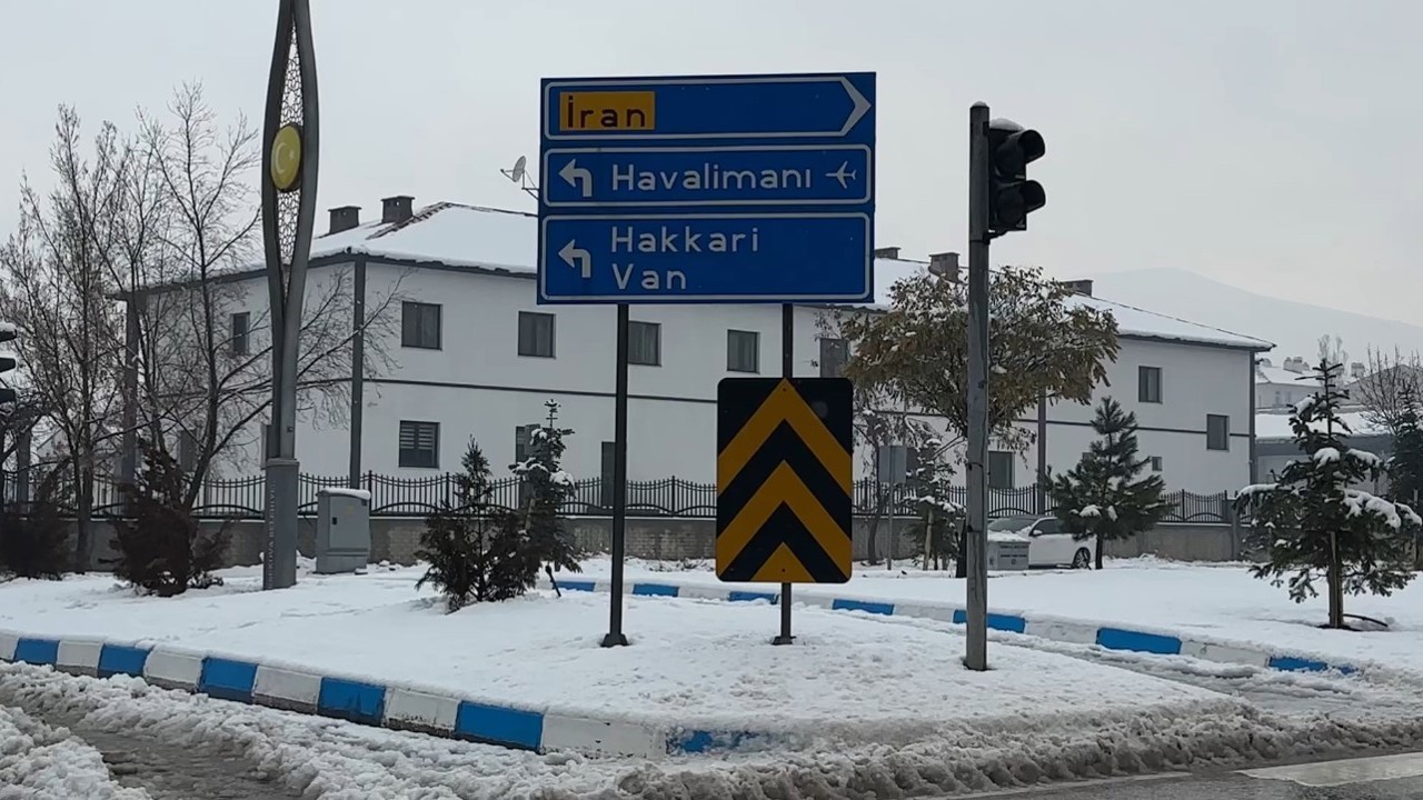 Yüksekova’da yoğun yağışlar uçak seferlerini durdurdu

