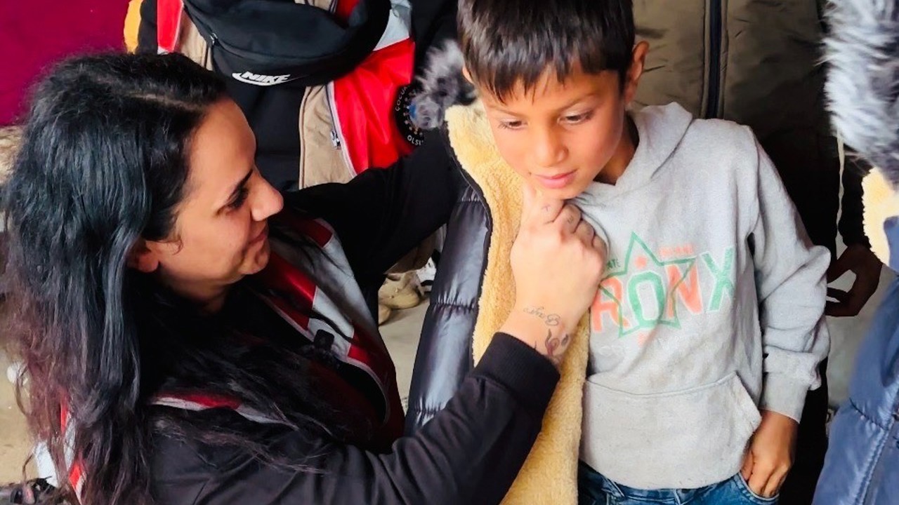 İstanbullu gönüllülerden Şanlıurfa’daki çocuklara hediye bot ve mont
