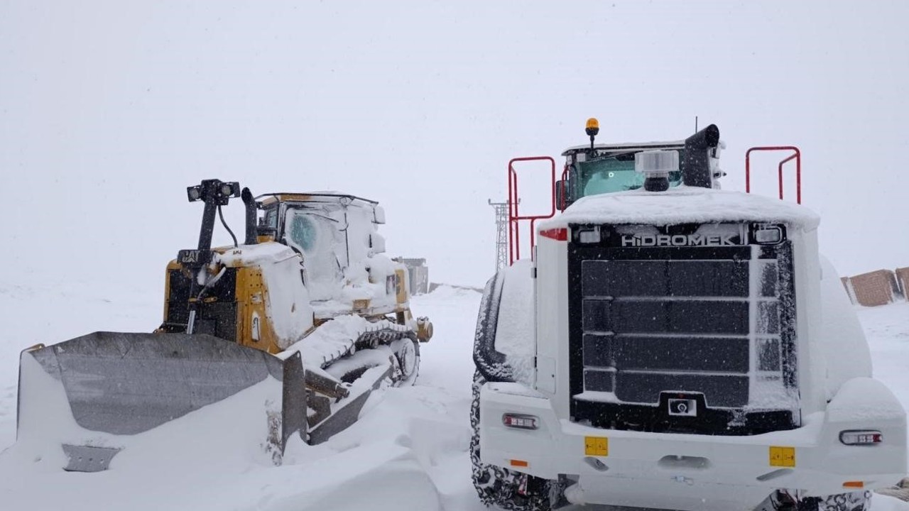 Şırnak’ta kar yolları kapattı, beyaz esaret başladı

