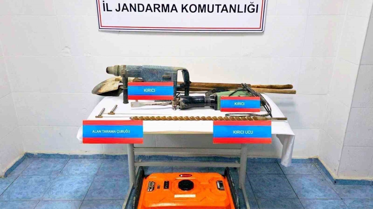 Kaçak kazı yapan 5 kişi suçüstü yakalandı
