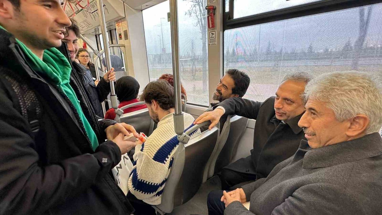 Başkan Yalçın meclis toplantısına tramvayla gitti
