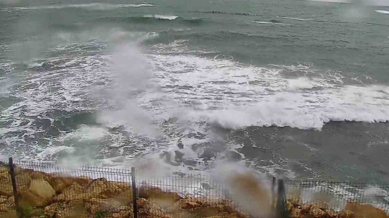 Kocaeli’de fırtına etkili oluyor: Sahillerde dalgalar yükseldi, zirvede yağmur ve sis hakim
