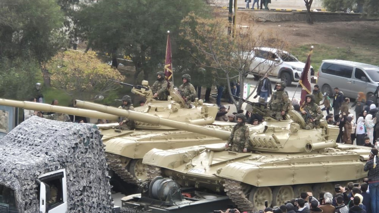 Suriye’de Esad’ın devrilmesinin yıl dönümünde yeni ordudan askeri geçit töreni
