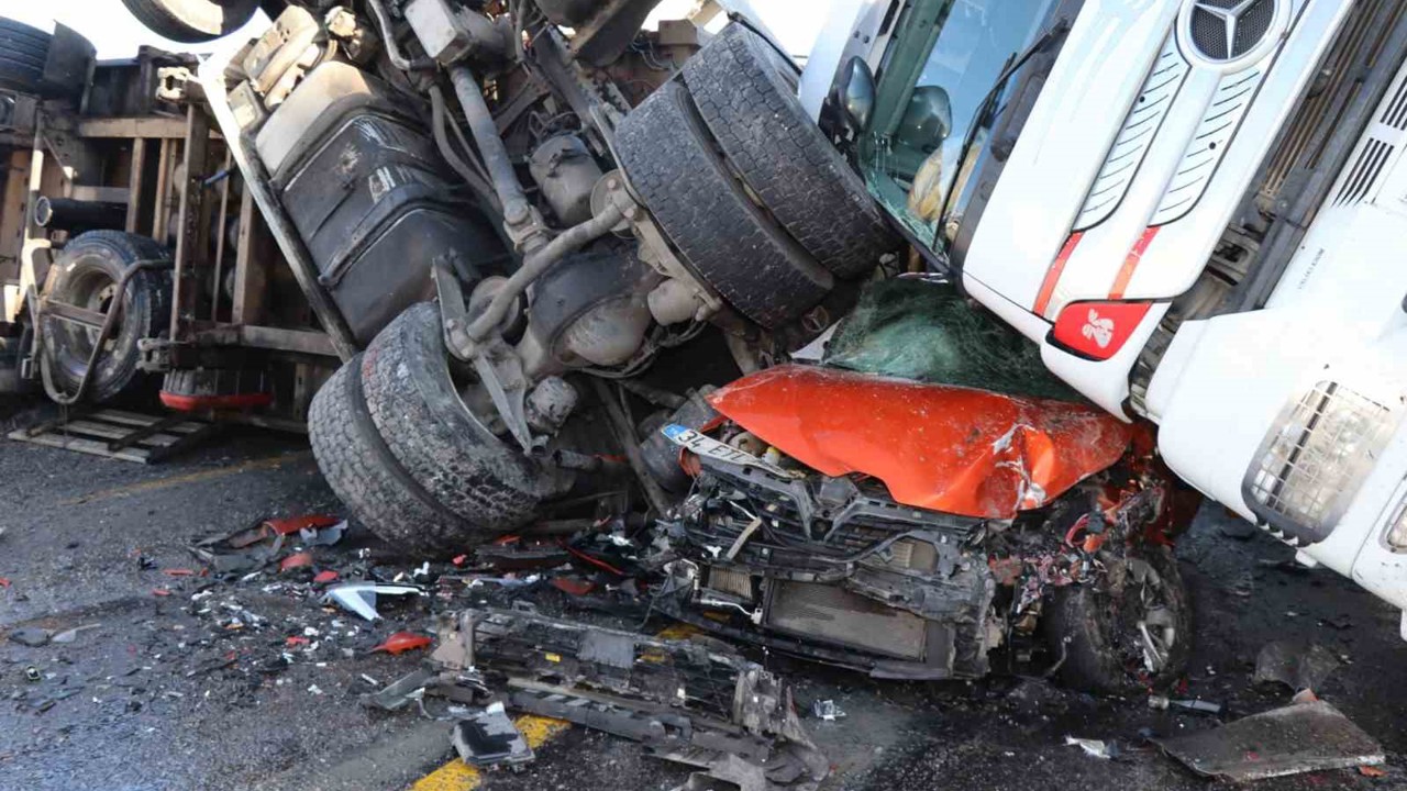 Posof’ta buzda kayan iki tır ve bir otomobil birbirine girdi: 1 yaralı
