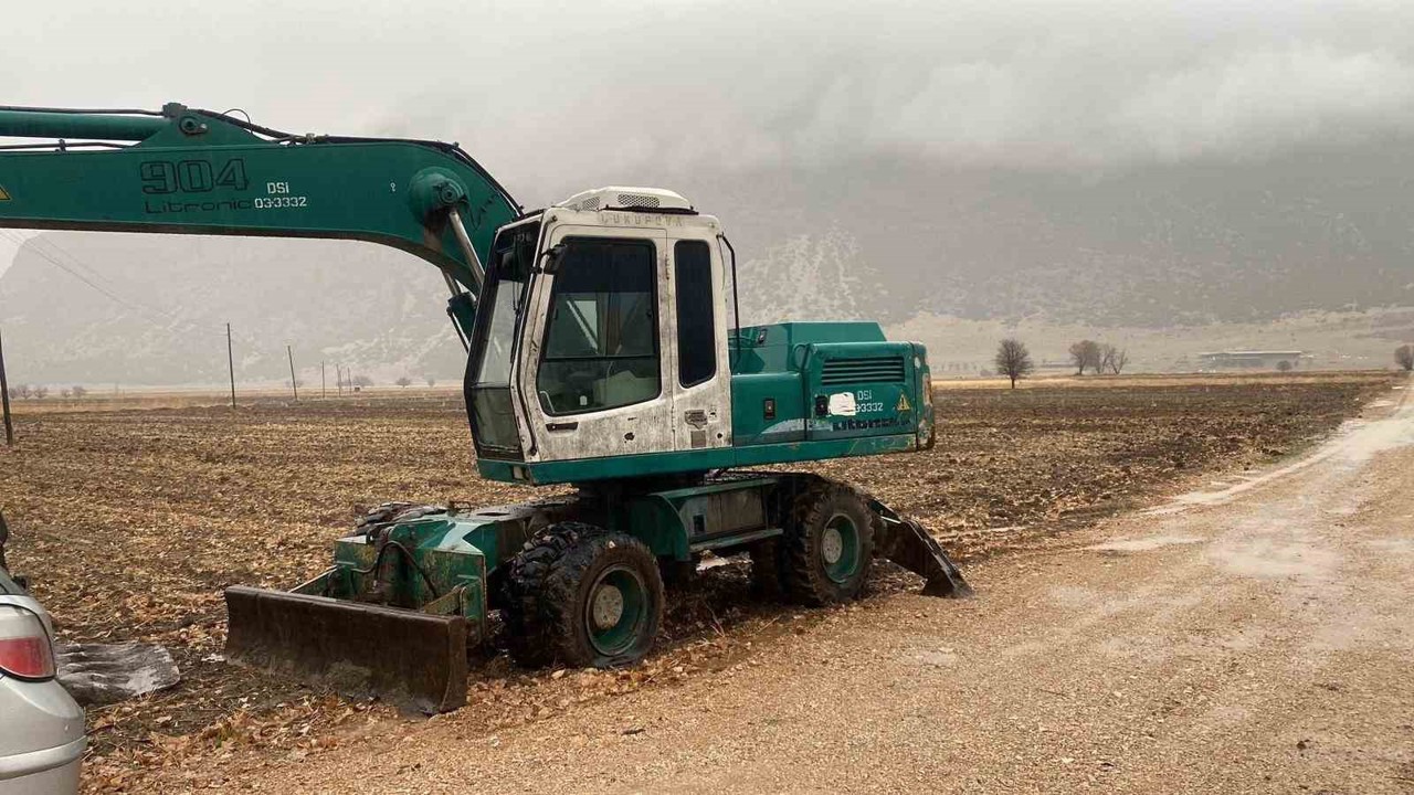 DSİ’ye ait kepçe ile define arandığı iddiasını bölgede bulunan sigara izmaritinin DNA örnekleri aydınlatacak
