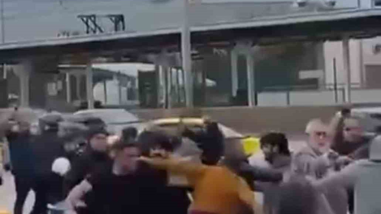 Bursa’da savaşı andıran kavga kamerada: Kimi kaskını miğfer yaptı, kimi sopayı kılıç gibi kullandı
