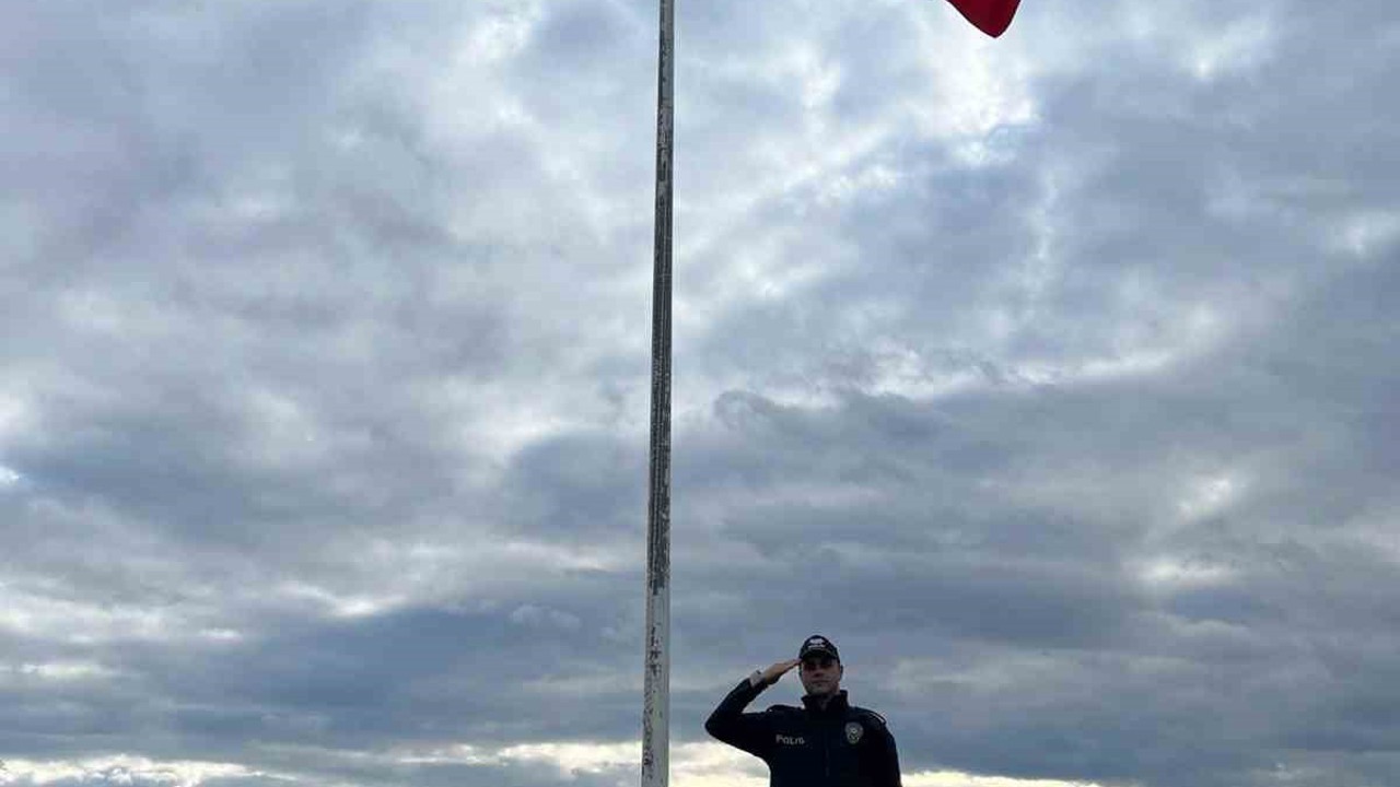 Giresun Valiliği müdahale etti; Yıpranan Türk bayrağı yenilendi
