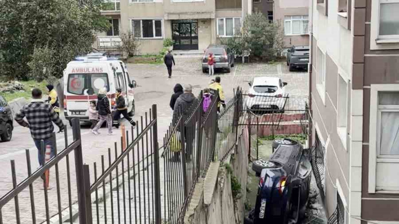Avcılar’da ehliyetsiz sürücünün kullandığı otomobil apartmanın bahçesine uçtu: 2 yaralı
