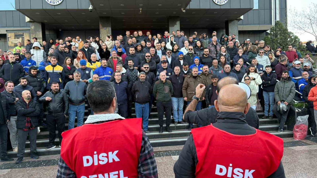 Buca Belediyesinde işçiler yeniden iş bıraktı, çöpler birikmeye başladı
