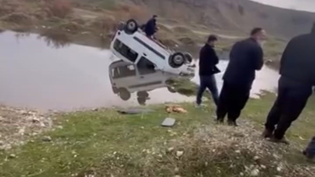 Batman’da hafif ticari araç yapay gölete uçtu, sürücü yaralandı
