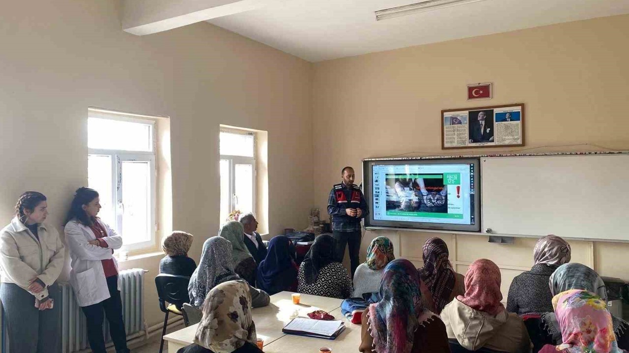 Kars’ta jandarmadan "En İyi Narkotik Polisi Anne" eğitimi
