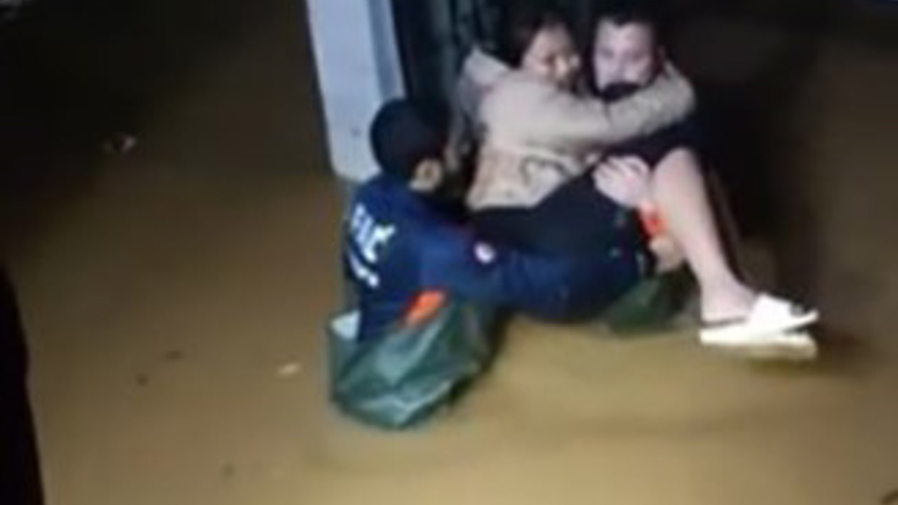 Sağanak sonrası evinde mahsur kalan kadını ekipler kurtardı
