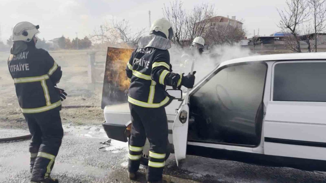 Seyir halindeki otomobilin motor kısmından alevler yükseldi
