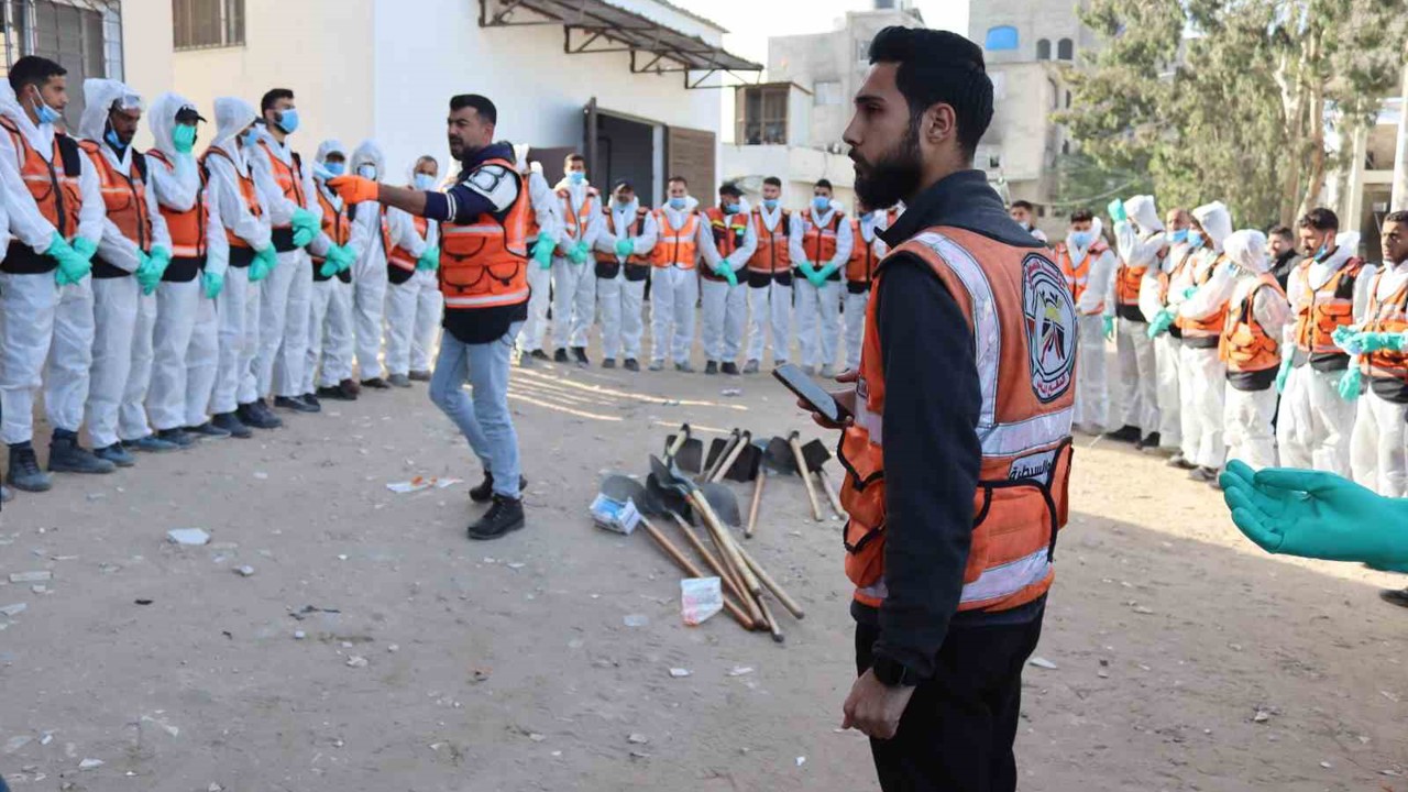Gazze’deki Şifa Hastanesi’nin avlusuna gömülen 98 cenaze kimlik tespiti için çıkarıldı
