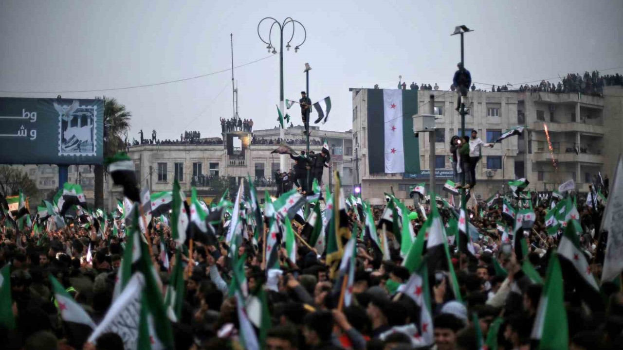 Suriyeliler Esad rejiminin devrilmesinin 1’inci yıl dönümünü Emevi Meydanı’nda kutladı
